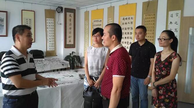 陳金國(guó)秘書長(zhǎng)參觀金沛教育書法教室