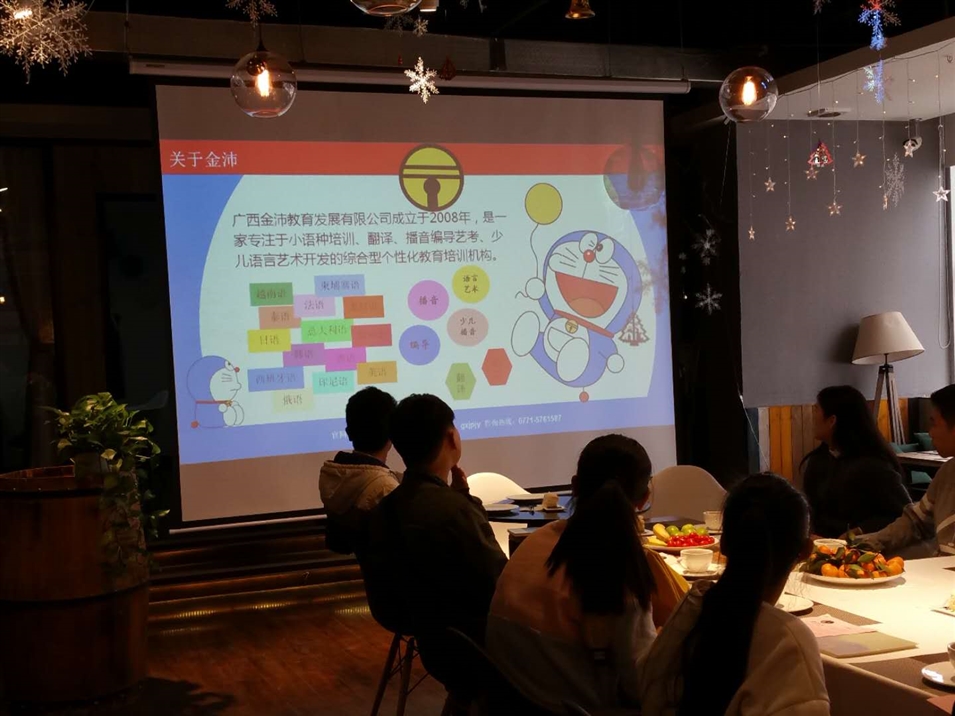 學(xué)員們認(rèn)真聽企業(yè)介紹 學(xué)員們認(rèn)真聽企業(yè)介紹