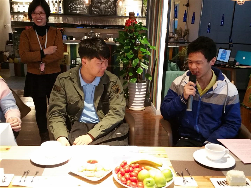 余同學(xué)回答問題 余同學(xué)回答問題