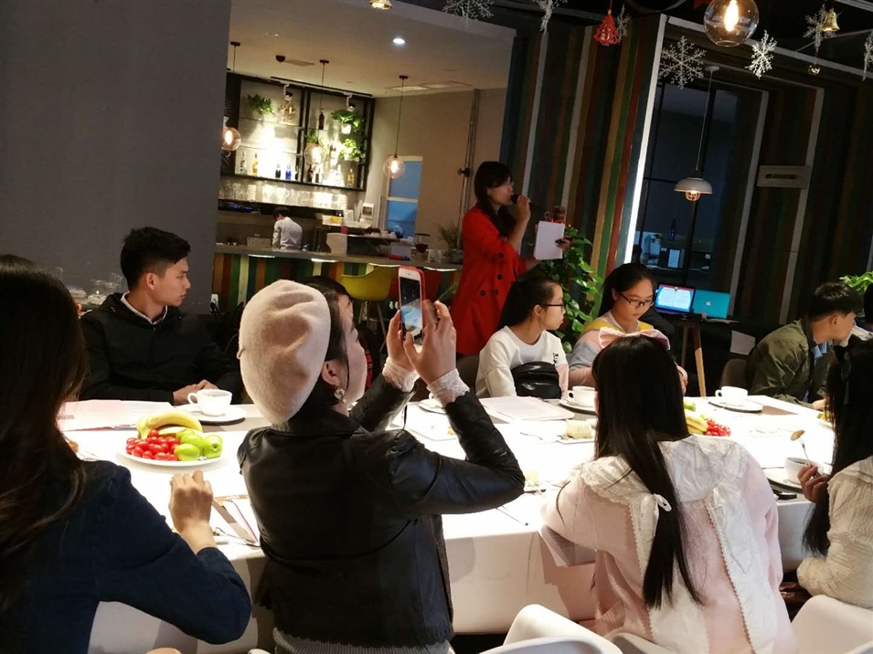 馮老師在講解日語學(xué)習(xí) 馮老師在講解日語學(xué)習(xí)