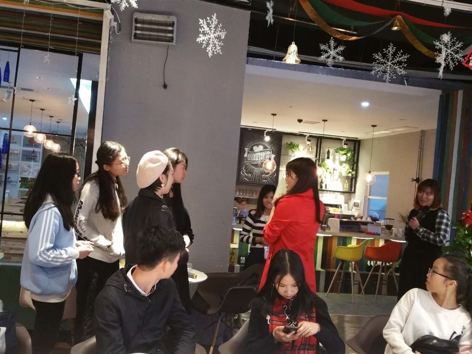 學(xué)員們在做游戲準(zhǔn)備 學(xué)員們在做游戲準(zhǔn)備