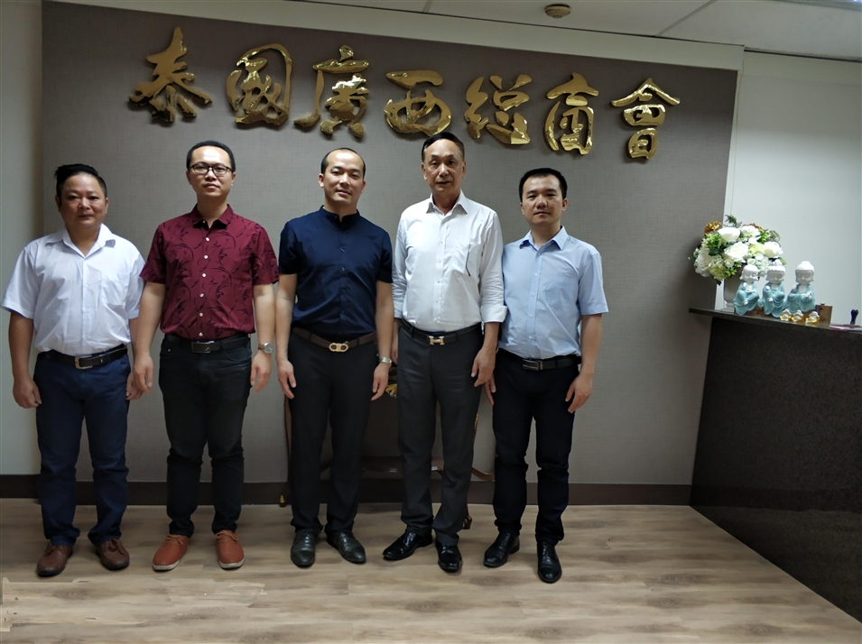 從左往右依次為國際部合伙人林健偉先生（左一），國際部總監(jiān)吳琪先生（左二），執(zhí)行董事粟宥朝先生（左三），商會主席李宇明（右二），國際部合伙人黃文超先生（右一）