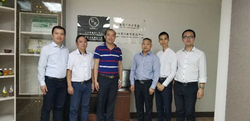 國際部合伙人黃文超（左一），林健偉（左二）國際部總監(jiān)吳琪（右一）執(zhí)行董事粟宥朝（左三），泰國廣西總商會(huì)副主席劉漢政（右二），泰國華人青年商會(huì)會(huì)長助理黃志乾(右三)