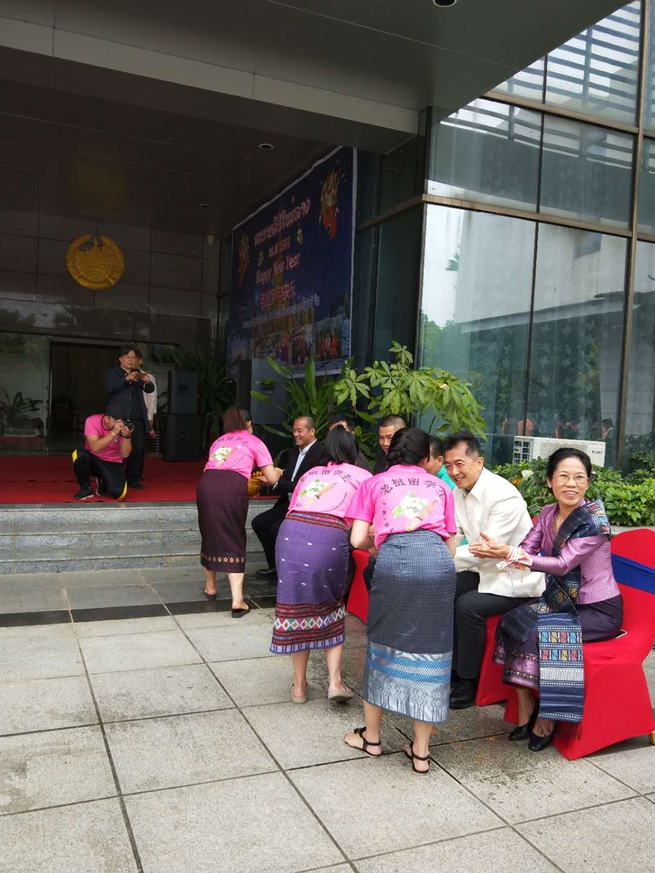 老撾駐廣西留學(xué)生代表將浸有花瓣的香水灑客人的手上，表示對嘉賓的美好祝福（圖二）