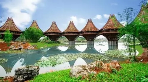 圖為中國(guó)-東盟友誼館。該建筑以廣西的風(fēng)雨橋?yàn)樵停⒁狻笆掷?，心連心”。表達(dá)中國(guó)與東盟十國(guó)睦鄰友好、合作共贏之意。