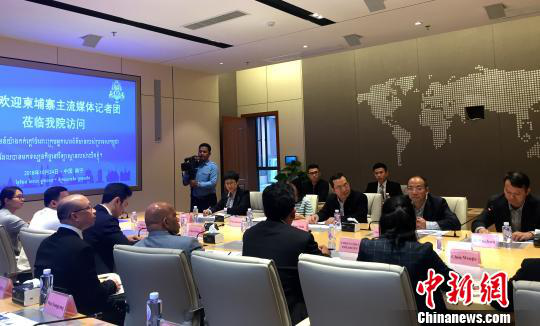 柬埔寨主流媒體采訪團在廣西大學與師生交流。