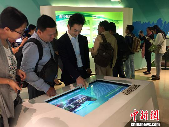 柬埔寨主流媒體采訪團參觀南寧市規(guī)劃館。