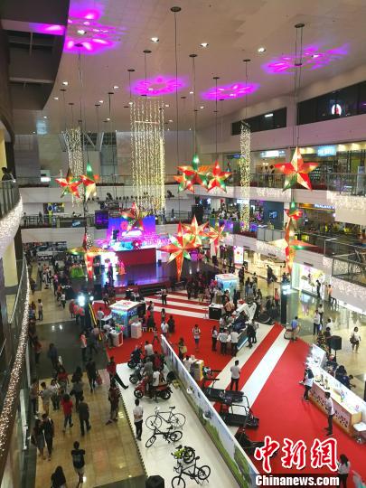 圖為馬尼拉馬卡蒂一商場(chǎng)，開始?xì)q末大促銷，青年人消費(fèi)暢旺。 關(guān)向東 攝