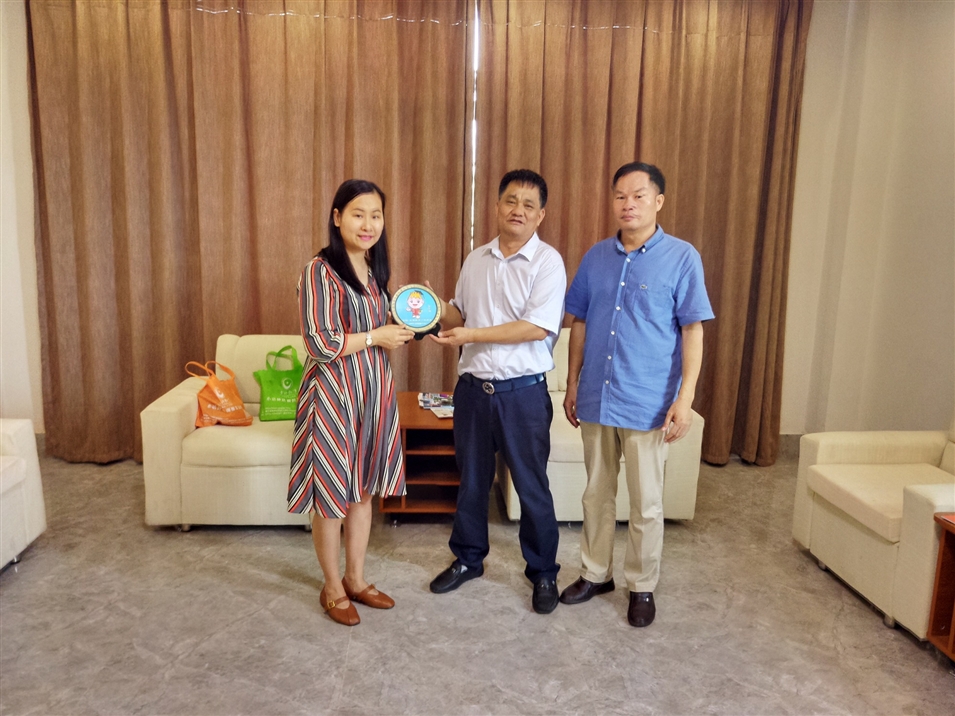 與謝站會長（左二）和鐘獻(xiàn)副會長（右一）合影留念