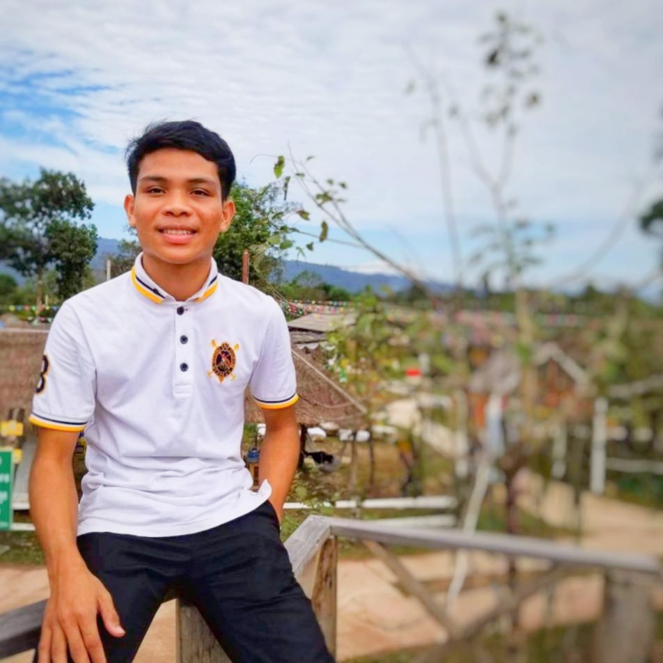 何冀南，柬埔寨人 老撾國立大學(xué)建筑學(xué)院城市規(guī)劃專業(yè)